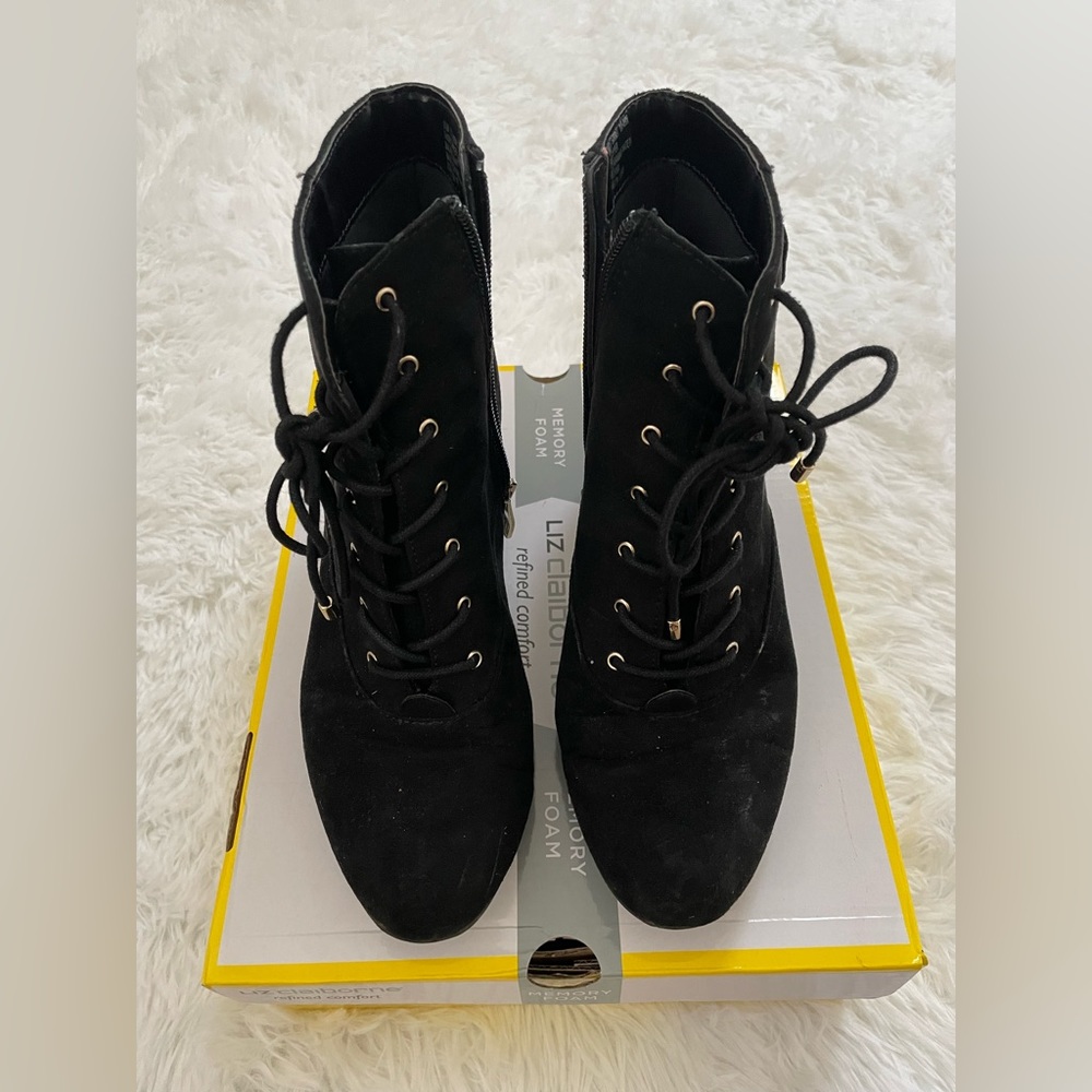 Black boots w gold accent